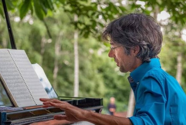 A Courmayeur il Concerto immersivo del pianista e biologo Emiliano Toso ‘In Armonia’