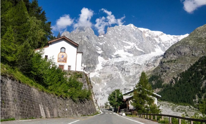Courmayeur – Riaperta la viabilità in Val Veny e in Val Ferret fino a Lavachey